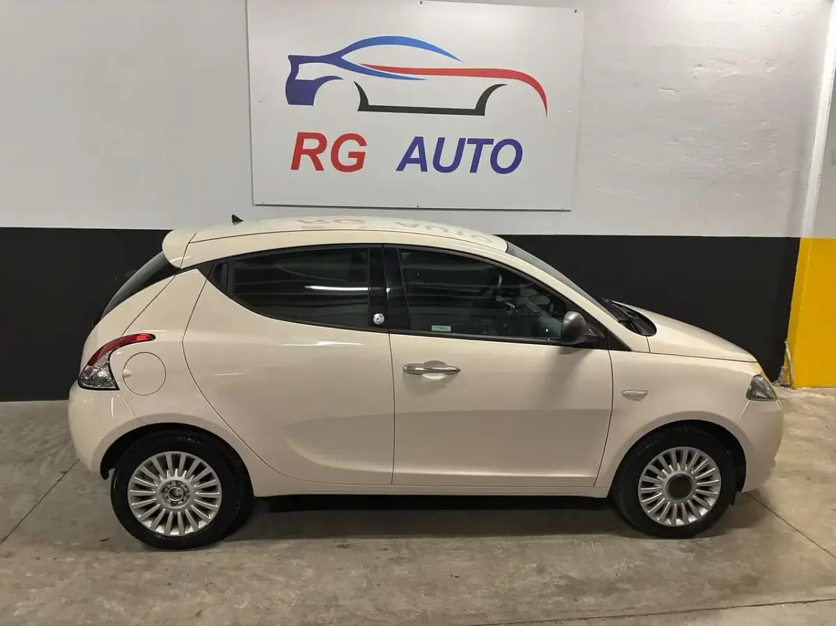 Usata Lancia Ypsilon Silver 69 CV (50 kW) 2017 Panna Utilitaria