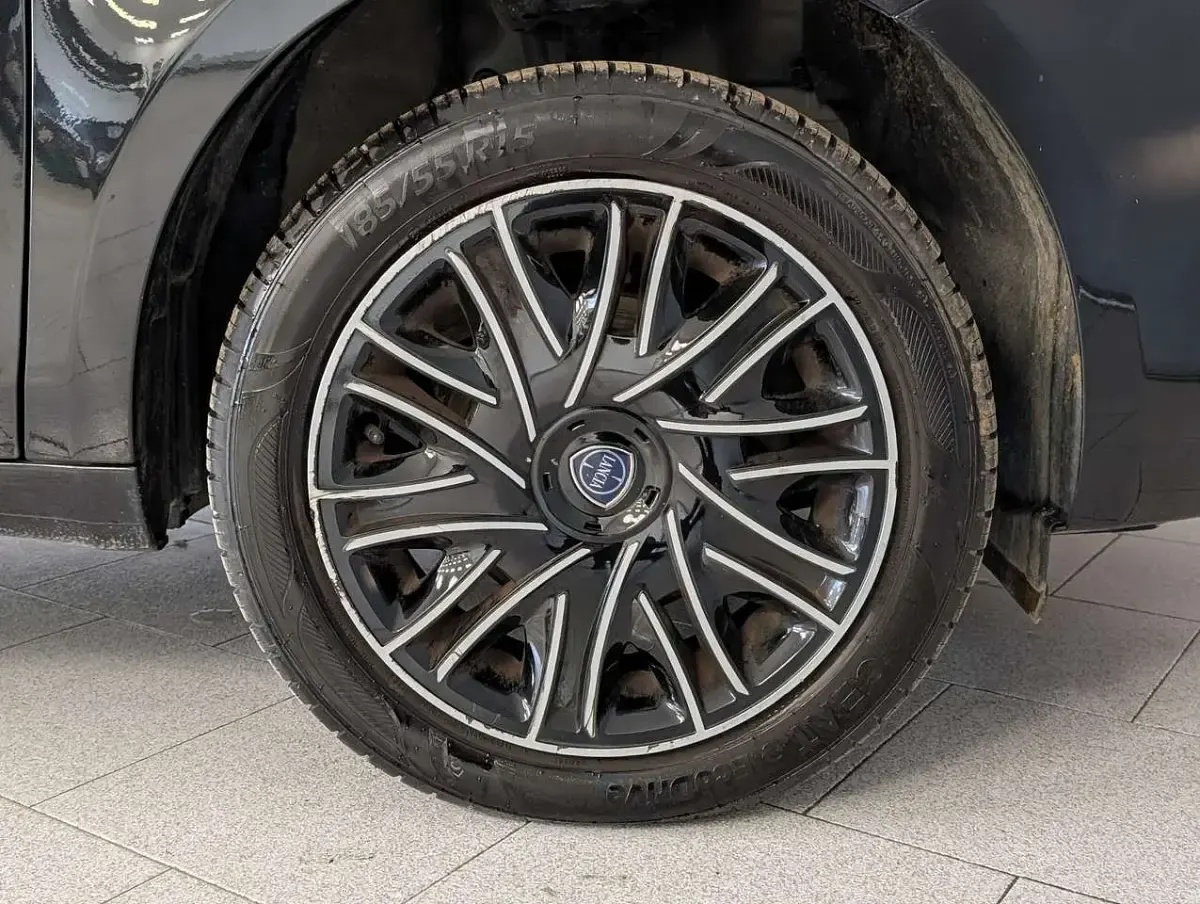 Usata Lancia Ypsilon Silver 70 CV (51 kW) 2023 Nero Utilitaria