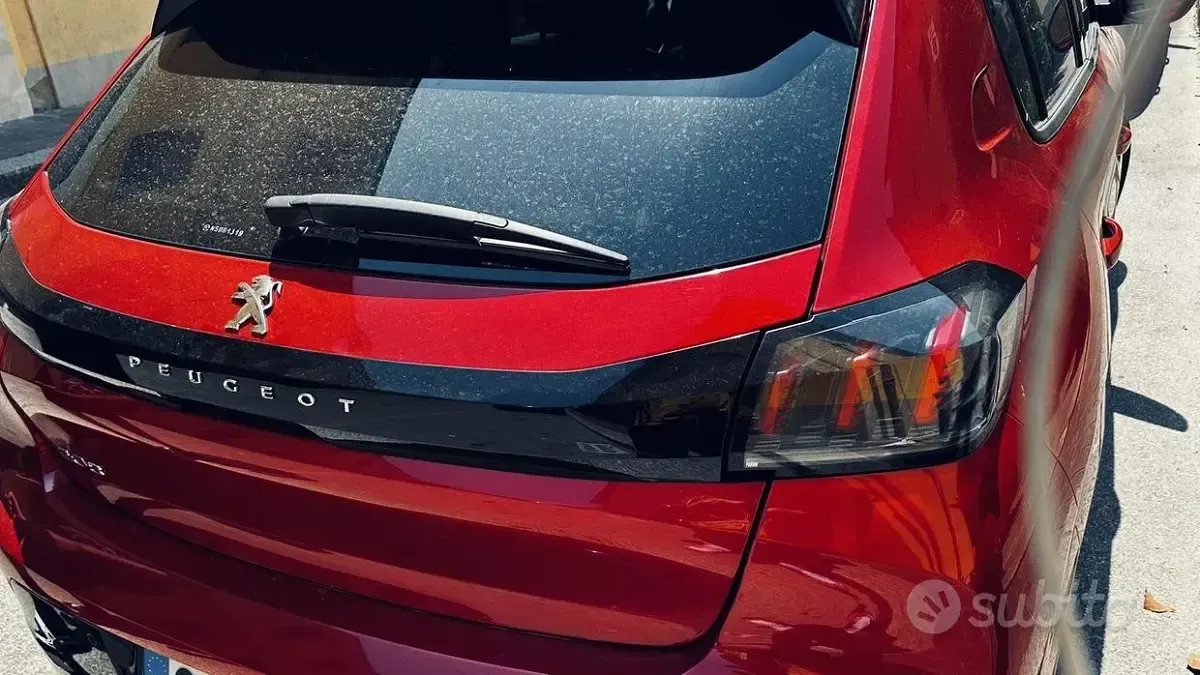 Usata Peugeot 208 Allure 101 CV (74 kW) 2022 Rosso Utilitaria