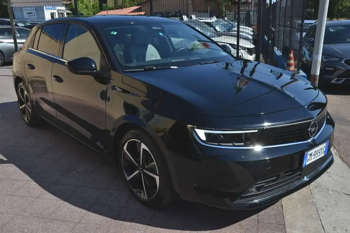 Usata Opel Astra Elegance 131 CV (96 kW) 2023 Nero Utilitaria