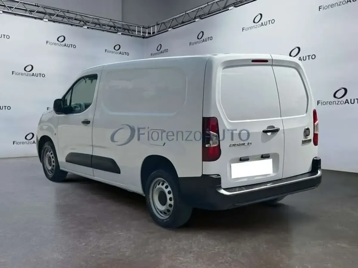 Usata Fiat Doblò 90 CV (66 kW) 2023 Bianco Monovolume