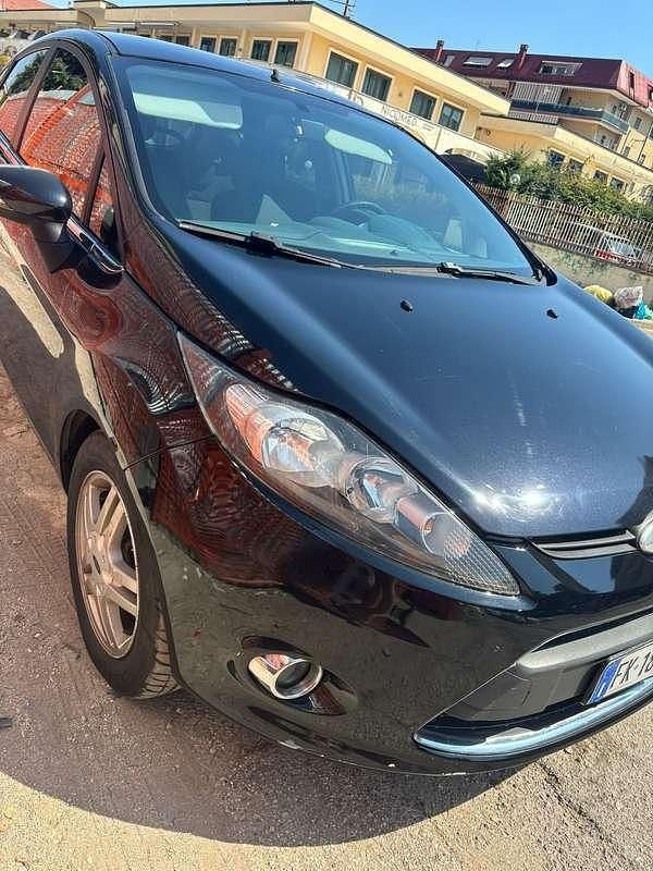 Usata 2008 Ford Fiesta Titanium Due volumi | 2300 € (Ottimo prezzo) - Immagine 1/4