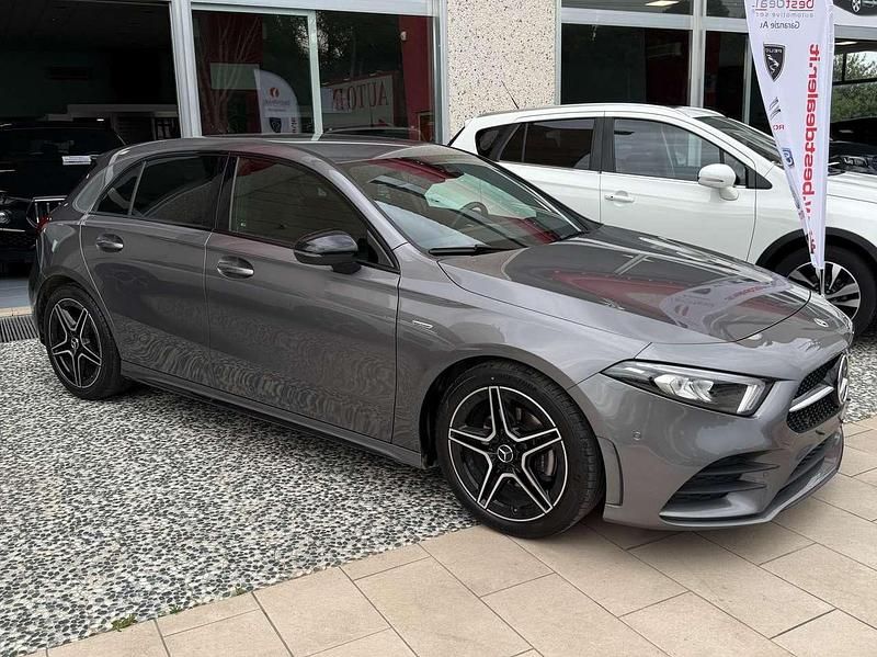 Usata Mercedes A180 Premium 116 CV (85 kW) 2022 Grigio Berlina