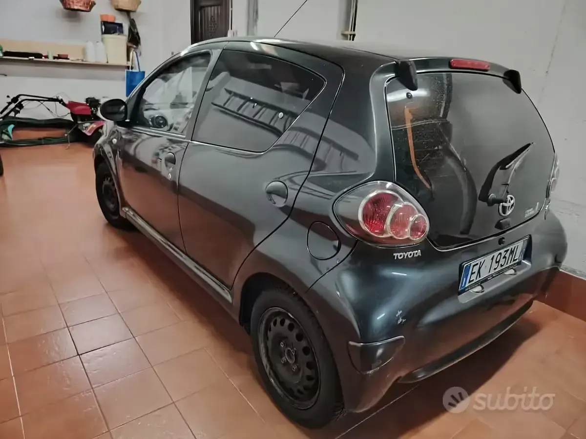 Usata Toyota Aygo 68 CV (50 kW) 2011 Grigio Utilitaria