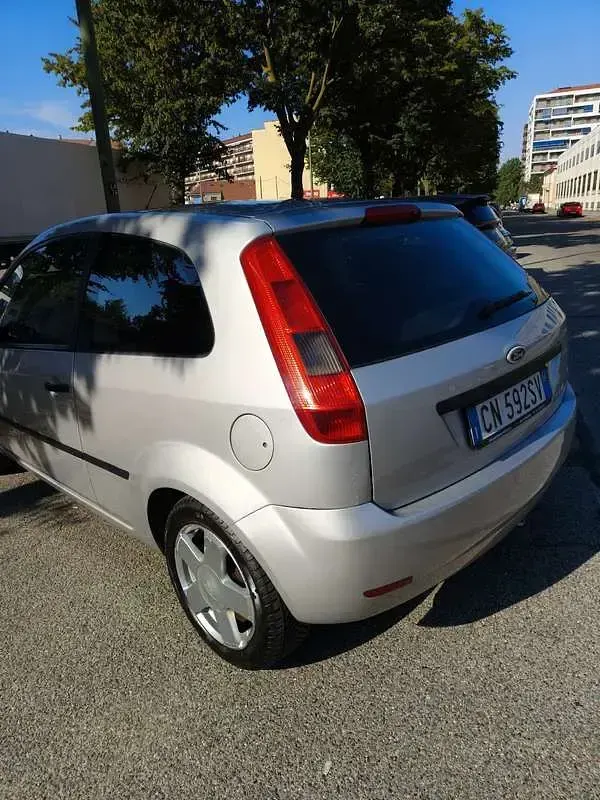 Usata Ford Fiesta Ambiente 75 CV (55 kW) 2004 Utilitaria
