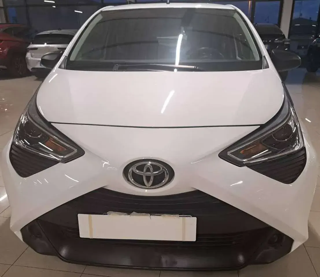 Usata Toyota Aygo Cool 72 CV (52 kW) 2021 Bianco gelato pastello extra Utilitaria