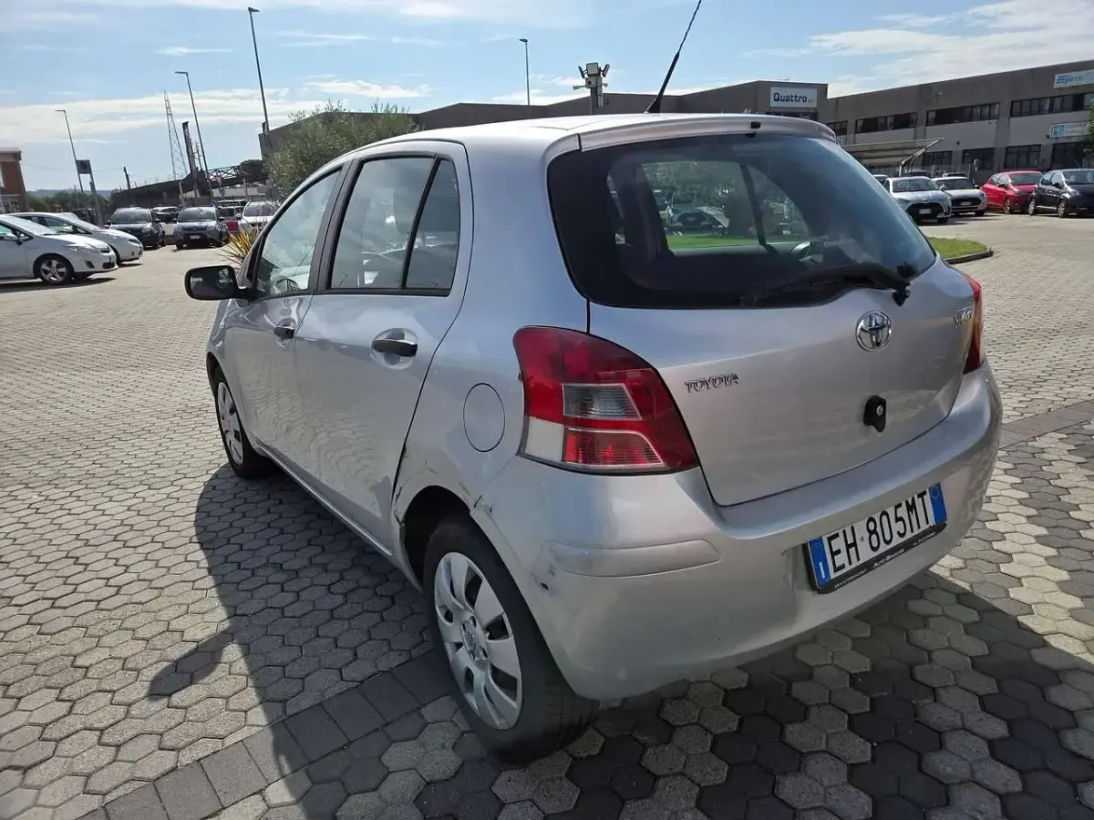 Usata Toyota Yaris 69 CV (50 kW) 2011 Argento Utilitaria