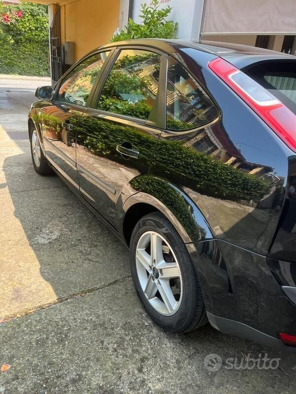 Nero Usata 2006 Ford Focus Tre volumi | 1800 € (Buon prezzo) - Immagine 1/4