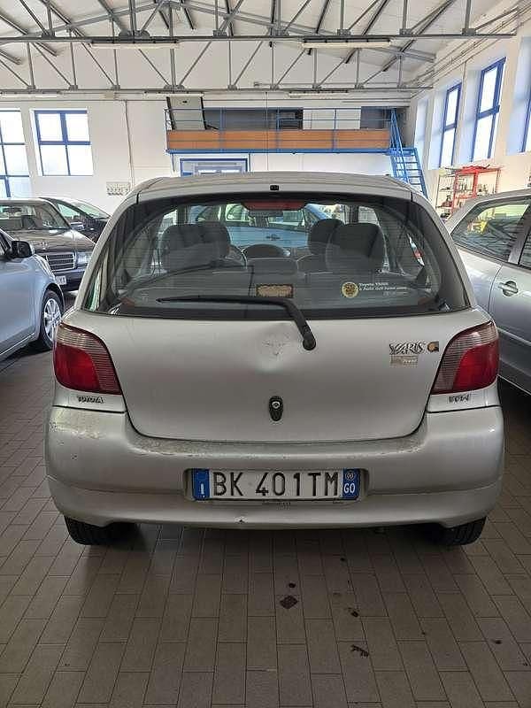 Usata Toyota Yaris 68 CV (50 kW) 2000 Grigio Berlina