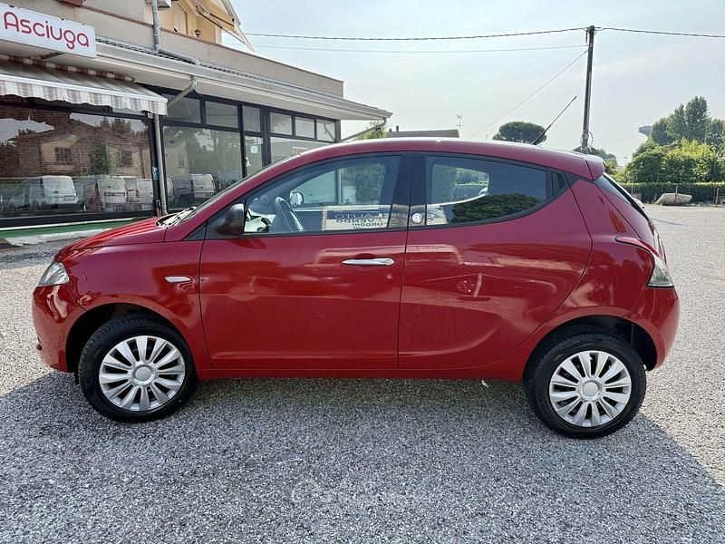 Usata Lancia Ypsilon 85 CV (62 kW) 2016 Rosso Utilitaria