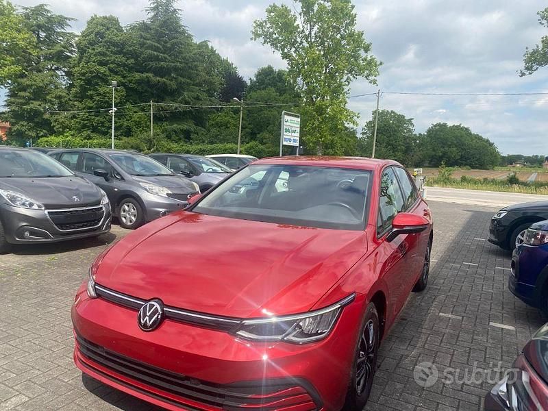 Usata VW Golf VIII 110 CV (80 kW) 2021 Rosso bordeaux Berlina