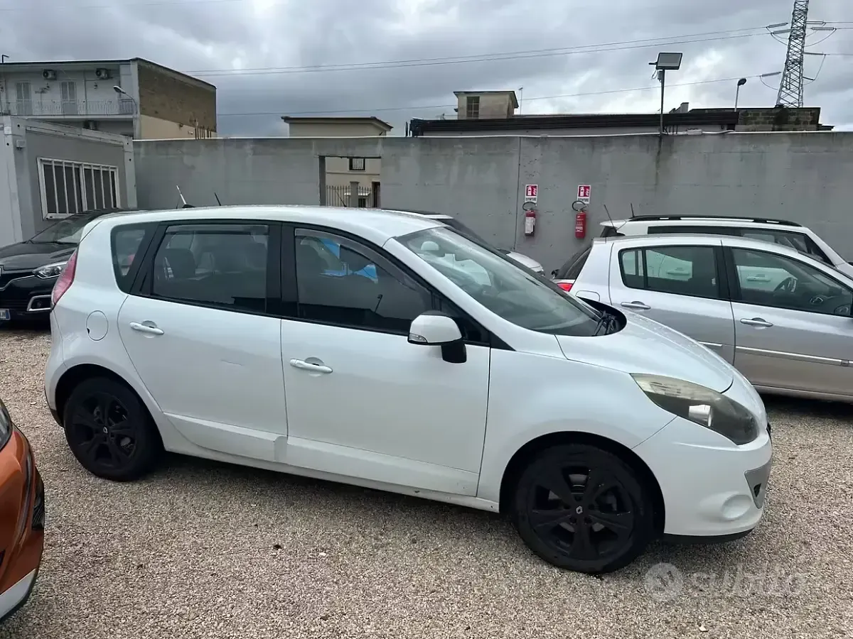 Usata Renault Scenic E-Tech Luxe 110 CV (80 kW) 2010 Bianco Monovolume