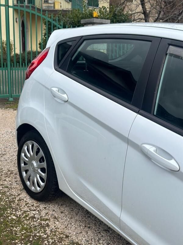 Usata Ford Fiesta Titanium 95 CV (69 kW) 2012 Bianco Utilitaria