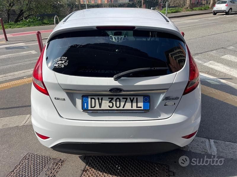 Usata Ford Fiesta Titanium 68 CV (50 kW) 2009 Bianco Utilitaria