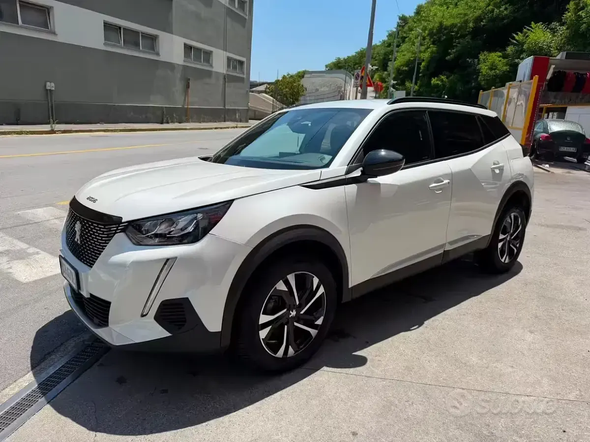 Usata Peugeot 2008 Allure 102 CV (75 kW) 2022 Bianco SUV