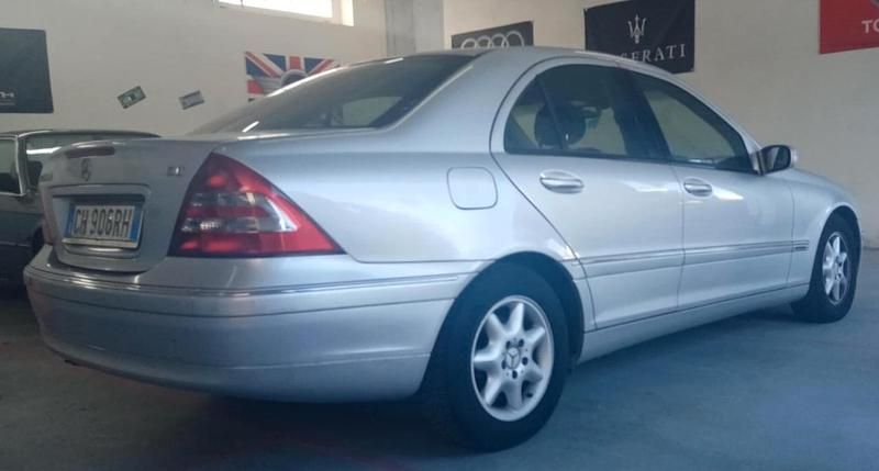 Usata Mercedes C200 Elegance 122 CV (89 kW) 2003 Argento Berlina