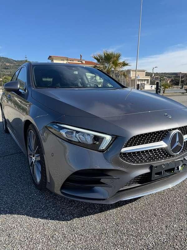 Grigio Usata 2022 Mercedes A180 Tre volumi | 30.500 € (Cara) - Immagine 1/4