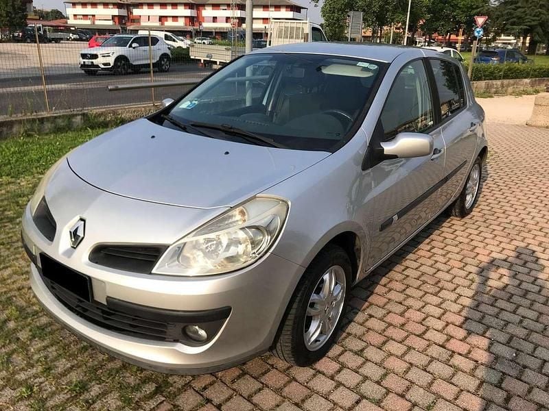 Usata Renault Clio II LE 75 CV (55 kW) 2008 Argento Berlina
