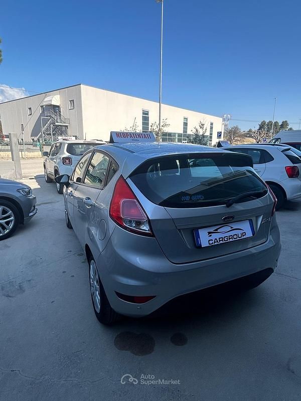 Usata Ford Fiesta 75 CV (55 kW) 2016 Gray Berlina
