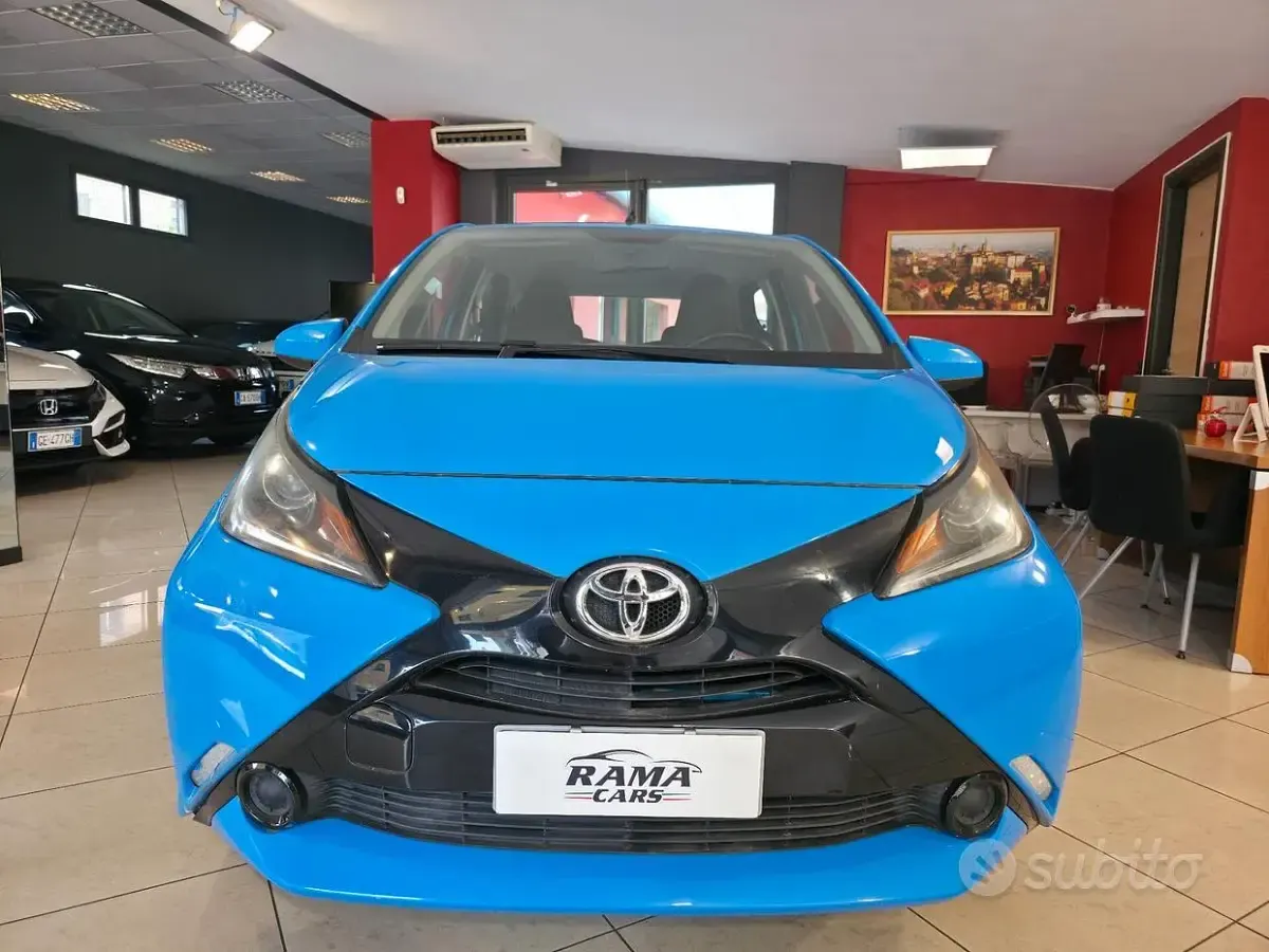 Usata Toyota Aygo X-play 69 CV (50 kW) 2016 Blu/azzurro Utilitaria