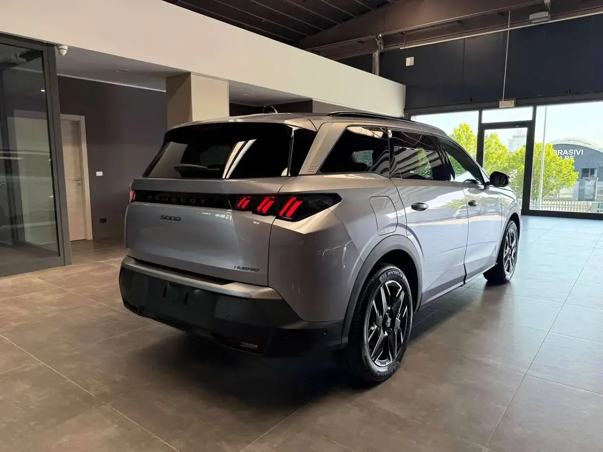 Usata Peugeot 5008 Allure 136 CV (100 kW) 2025 Argento SUV