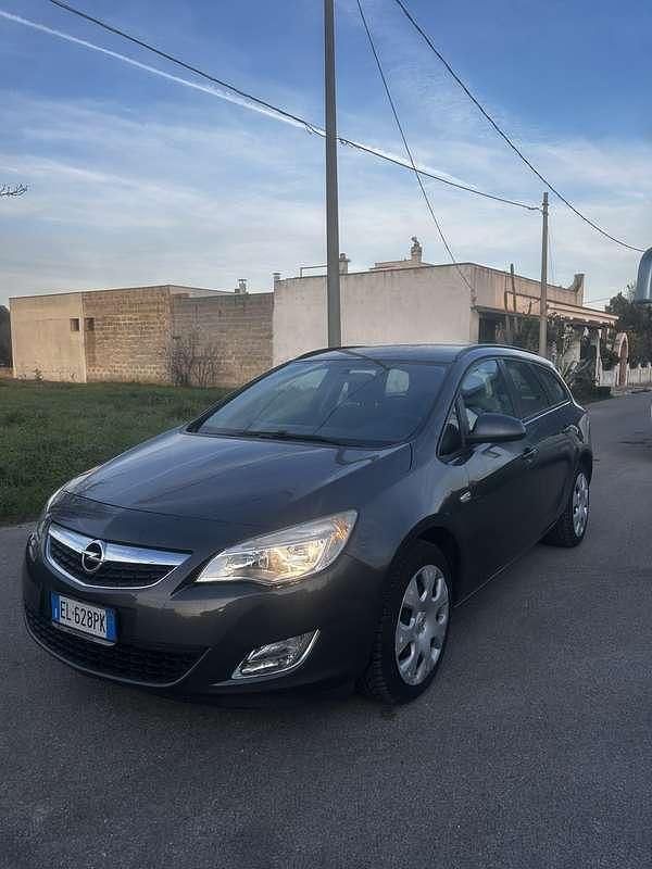 Usata Opel Astra Cosmo 101 CV (74 kW) 2012 Berlina