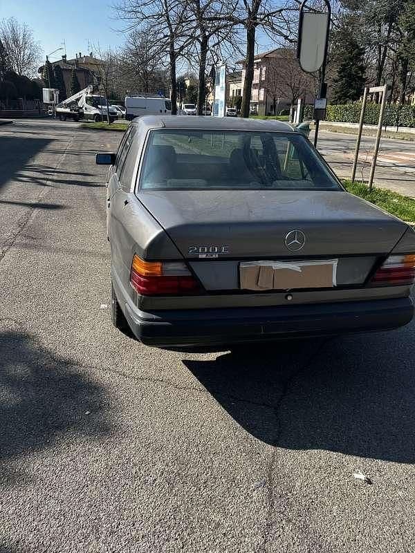 Usata Mercedes E200 122 CV (89 kW) 1984