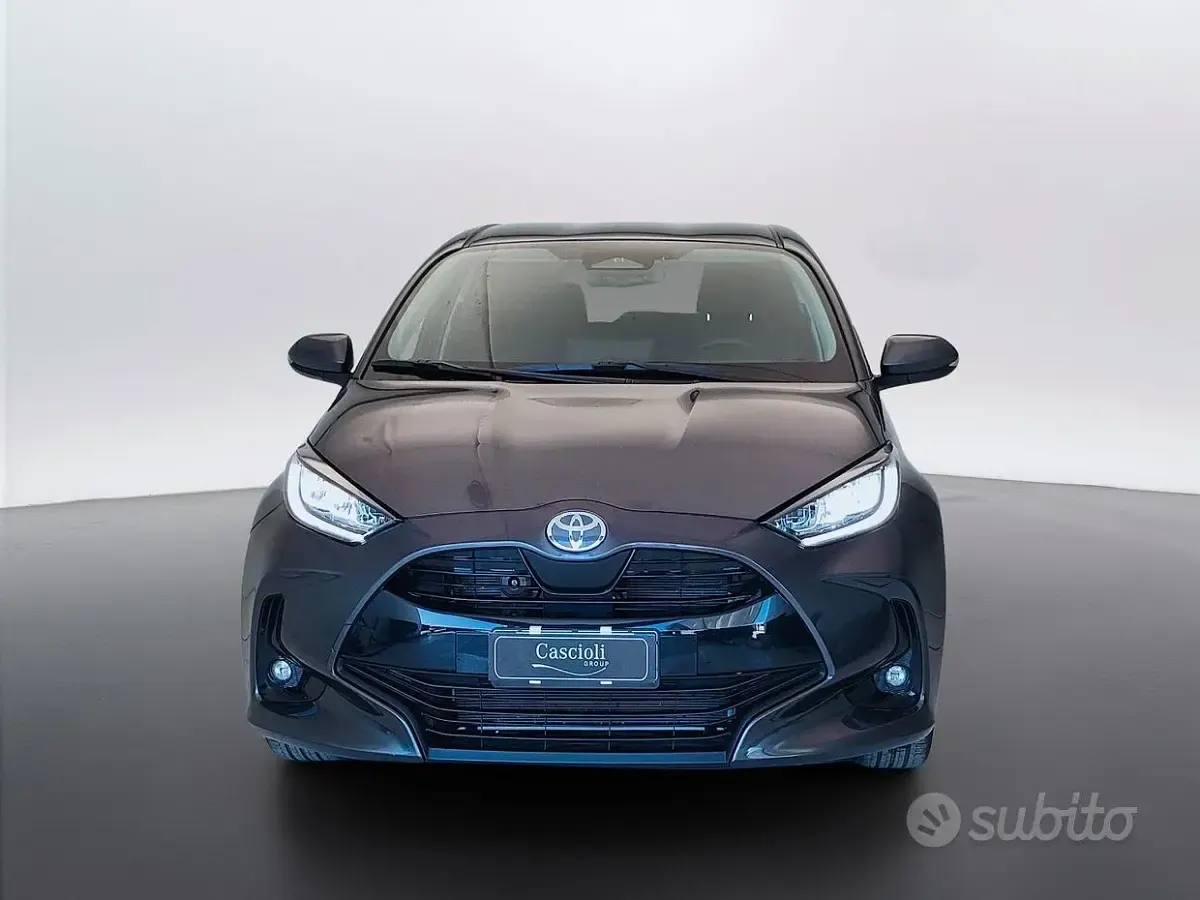 Usata Toyota Yaris Hybrid Trend 92 CV (67 kW) 2024 Grigio Berlina