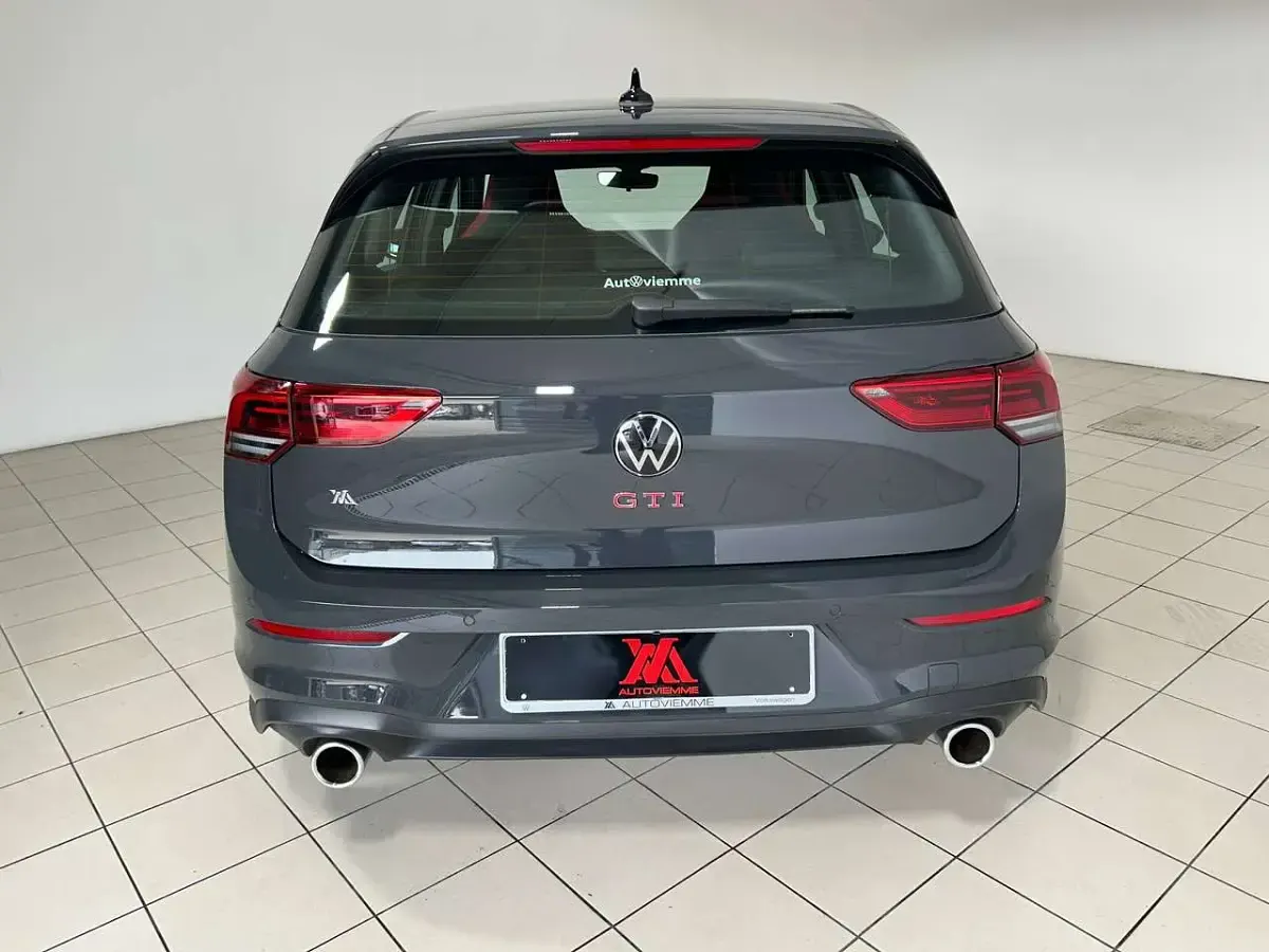 Usata VW Golf VIII GTI 245 CV (180 kW) 2024 Grigio urano Berlina