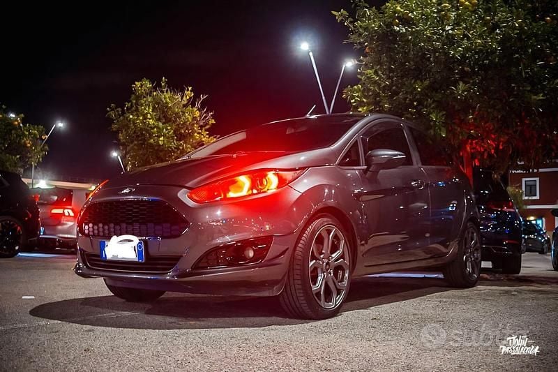 Usata Ford Fiesta 75 CV (55 kW) 2017 Grigio Berlina