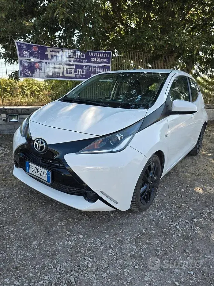 Usata Toyota Aygo X-clusiv 69 CV (50 kW) 2015 Bianco Utilitaria