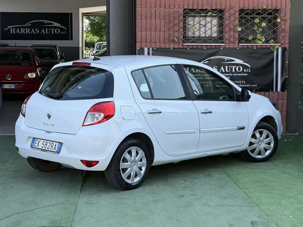 Usata Renault Clio II Dynamique 75 CV (55 kW) 2011 Other Berlina