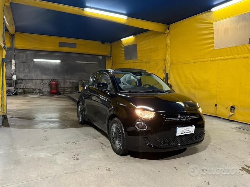 Nero Usata 2022 Fiat 500e Icon Cabrio | 16.500 € (Ottimo prezzo) - Immagine 1/4
