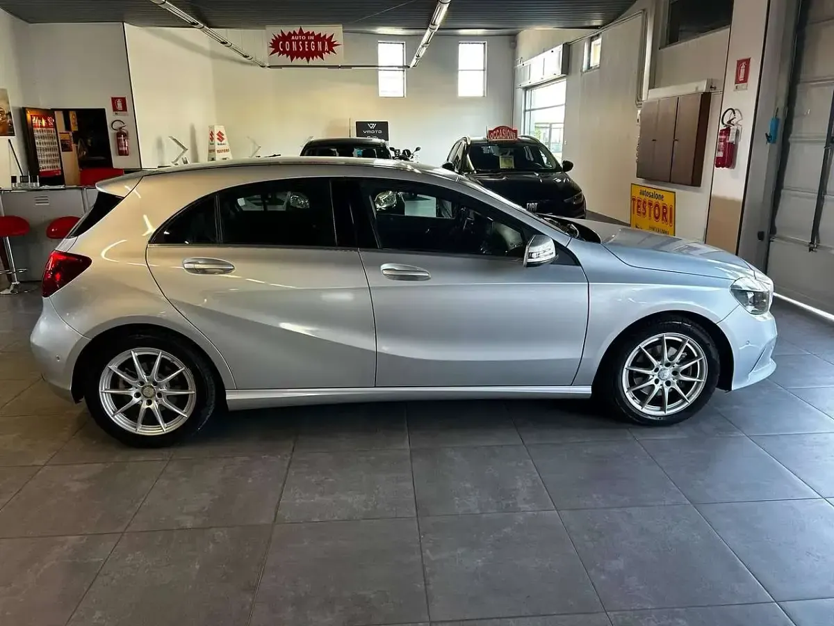 Usata Mercedes A180 122 CV (89 kW) 2016 Argento Berlina