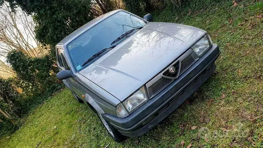 Usata Alfa Romeo 75 120 CV (88 kW) 1991 Grigio Berlina