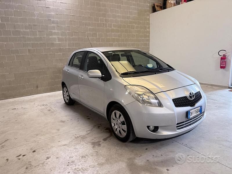 Usata Toyota Yaris 87 CV (63 kW) 2007 Grigio Utilitaria