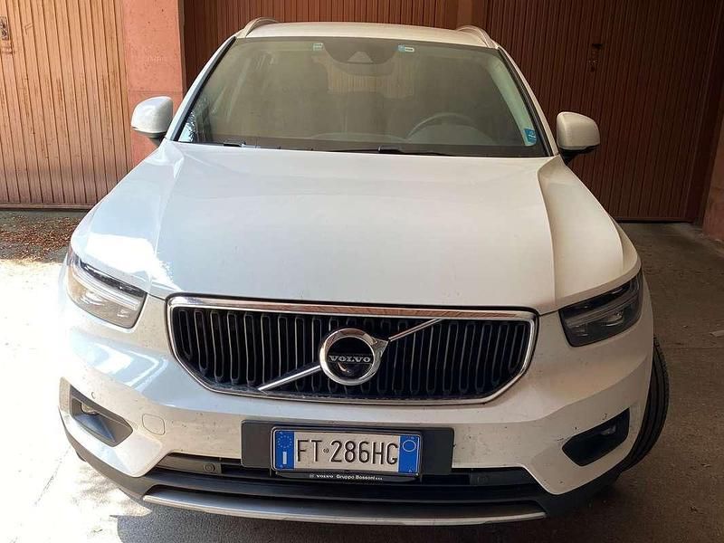 Bianco Usata 2019 Volvo XC40 Momentum SUV | 28.000 € (Cara) - Immagine 1/4