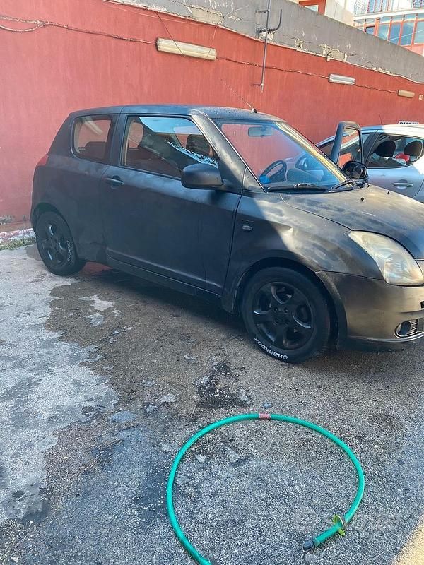 Nero Usata 2007 Suzuki Swift Due volumi | 500 € - Immagine 1/4