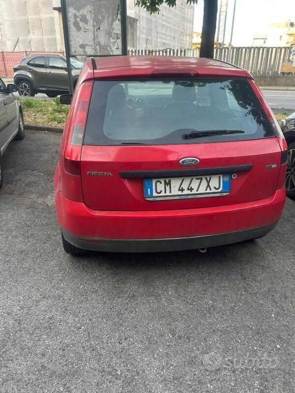 Usata Ford Fiesta 90 CV (66 kW) 2004 Rosso Utilitaria