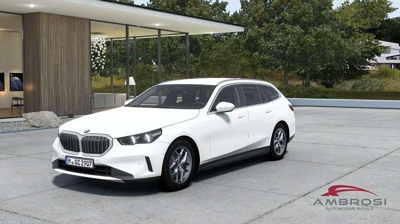 Bianco Nuova 2025 BMW 520 Station wagon | 66.675 € (Buon prezzo) - Immagine 1/4