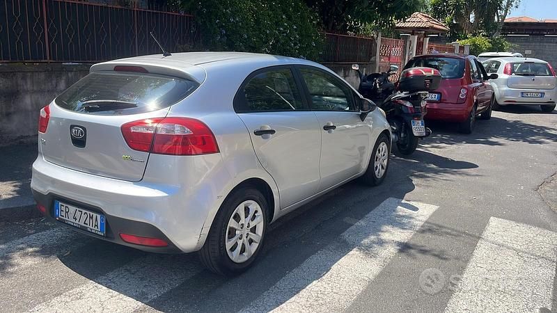 Usata Kia Rio 75 CV (55 kW) 2013 Grigio Utilitaria