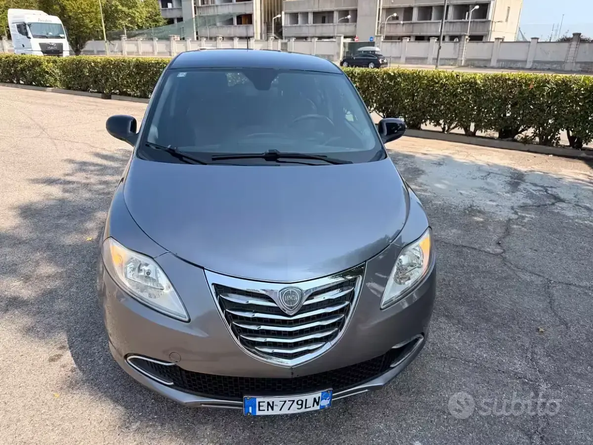 Usata Lancia Ypsilon Gold 69 CV (50 kW) 2012 Grigio Utilitaria