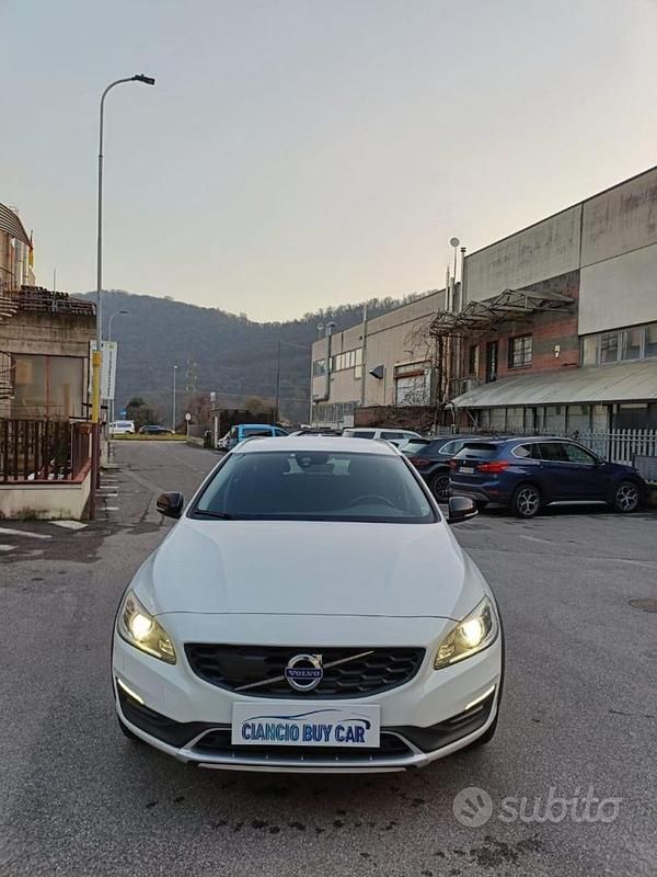 Usata Volvo V60 CC Business Edition 150 CV (110 kW) 2017 Bianco Station wagon