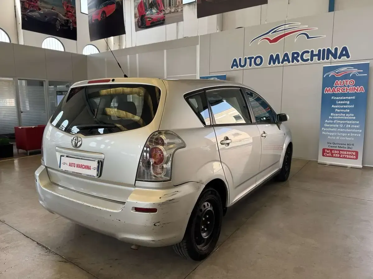 Usata Toyota Corolla Verso Luna 110 CV (80 kW) 2005 Argento Monovolume