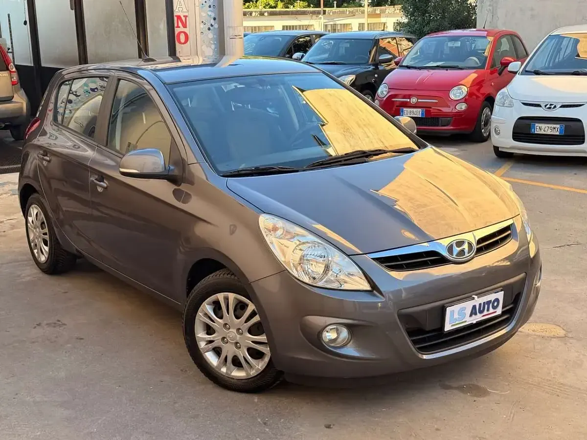 Usata Hyundai i20 Comfort 77 CV (56 kW) 2011 Grigio Utilitaria
