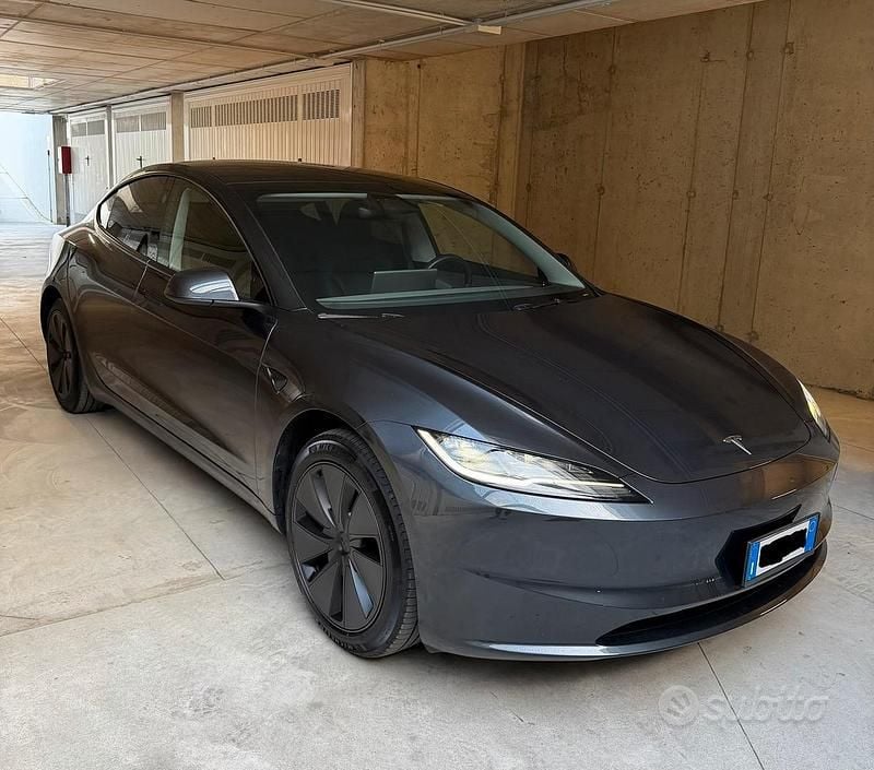Grigio Usata 2024 Tesla Model 3 RWD Berlina | 37.600 € (Buon prezzo) - Immagine 1/4