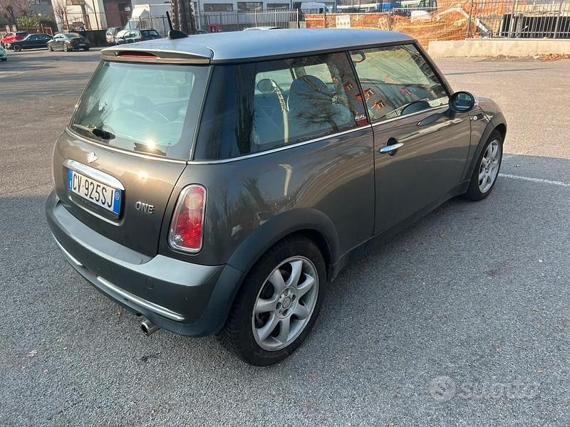 Usata Mini Cooper 122 CV (89 kW) 2005 Grigio Utilitaria