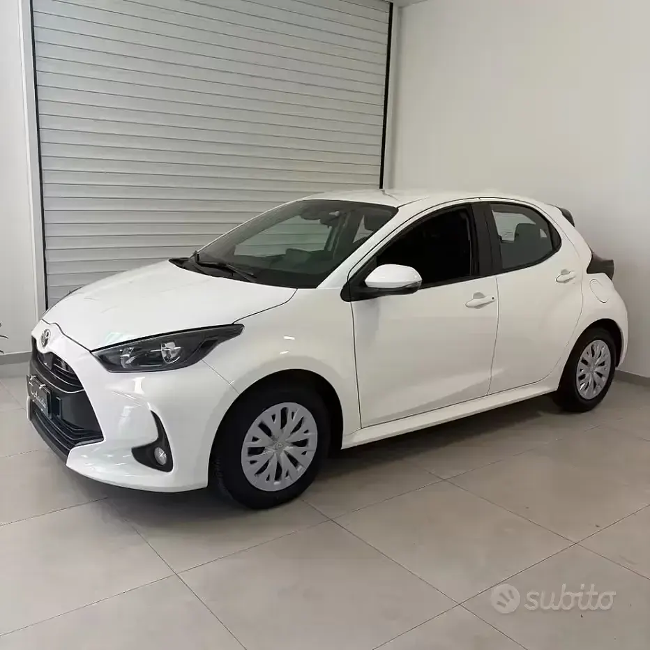 Usata Toyota Yaris Hybrid Business Edition 92 CV (67 kW) 2023 Bianco Berlina
