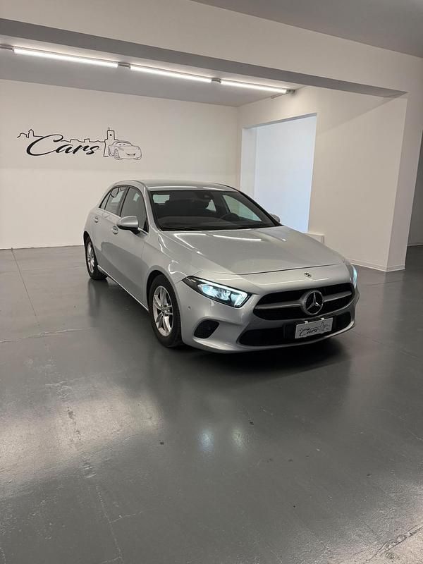 Argento Usata 2019 Mercedes A180 Executive Tre volumi | 17.900 € (Ottimo prezzo) - Immagine 1/4