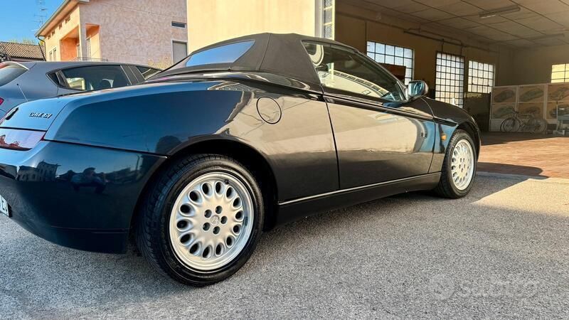 Usata Alfa Romeo Spider Lusso 150 CV (110 kW) 1995 Nero Cabrio